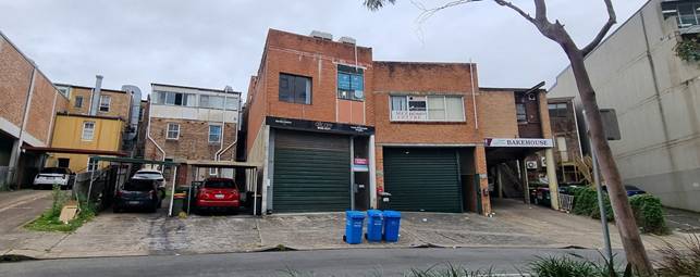 A building with a garage door

AI-generated content may be incorrect.