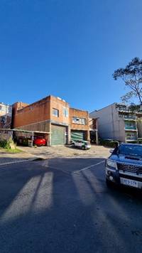 A building with a parking lot

AI-generated content may be incorrect.
