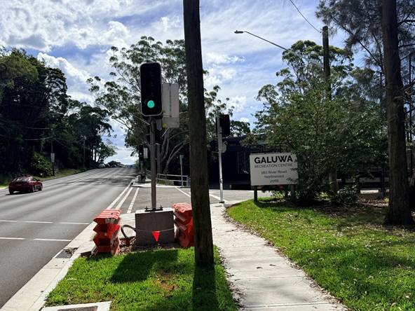 A street with a green light

AI-generated content may be incorrect.