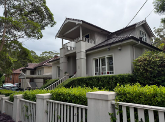 A house with a fence and bushes

AI-generated content may be incorrect.