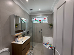 A bathroom with a tub and sink

AI-generated content may be incorrect.