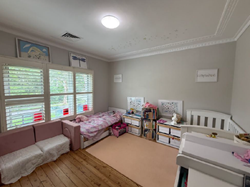 A room with two beds and a table

AI-generated content may be incorrect.