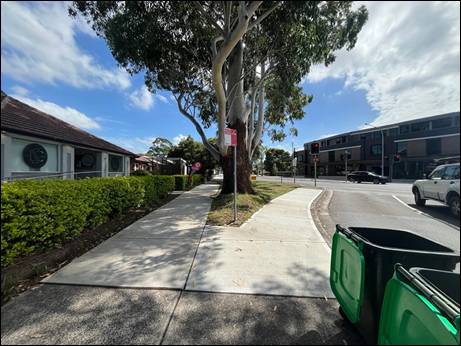 A sidewalk with a tree and a street light

AI-generated content may be incorrect.